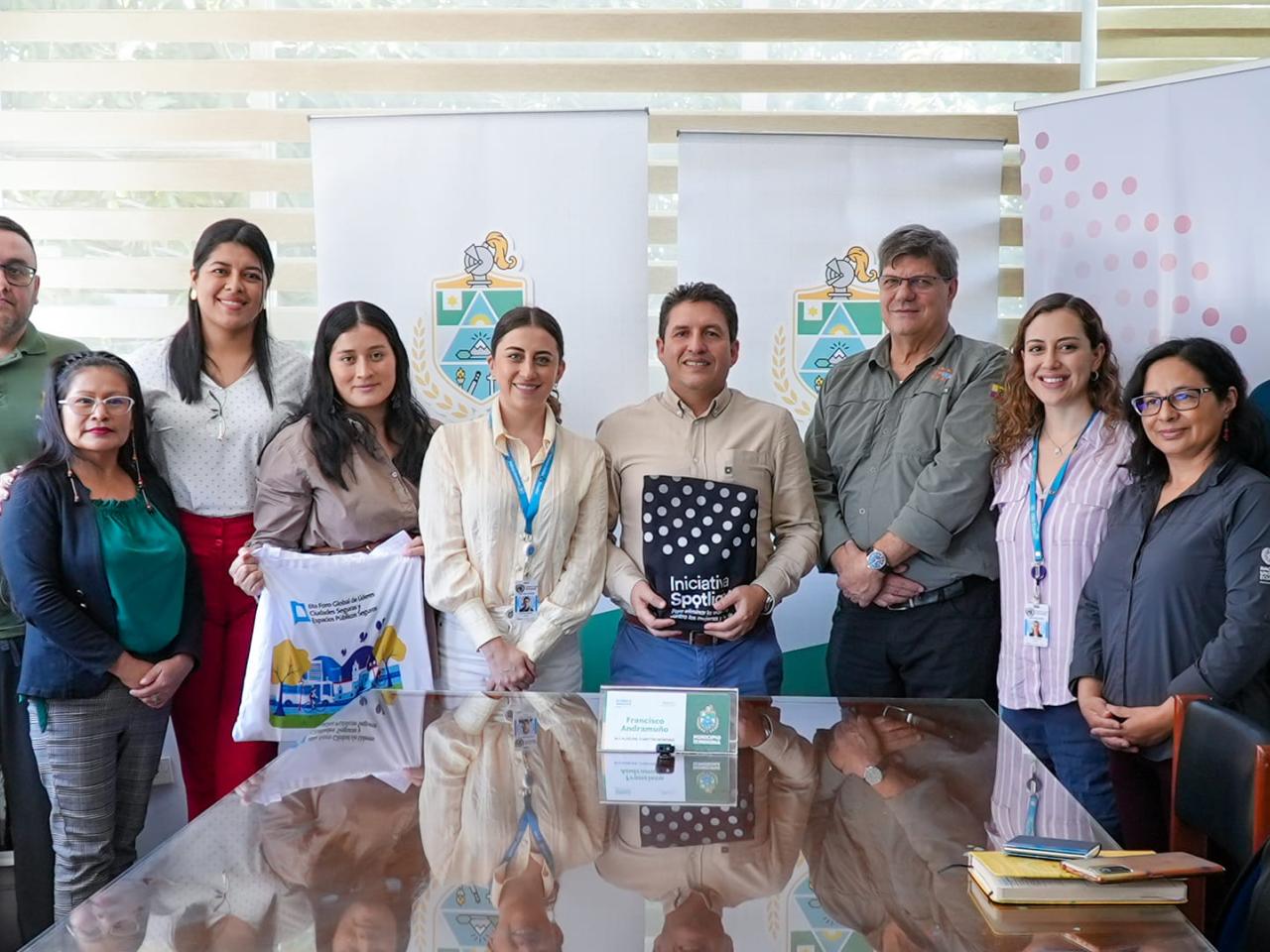 Equipo de Spotlight en Ecuador reunido con los representantes del gobierno local de Morona